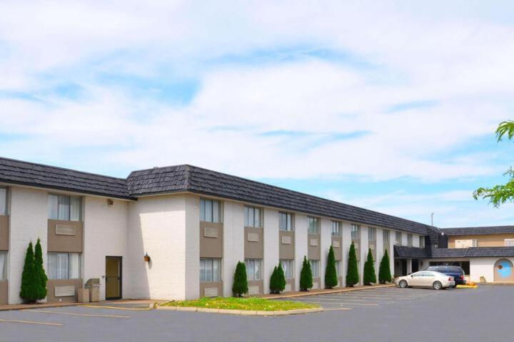 Avalon Inn Sandusky Buitenkant foto